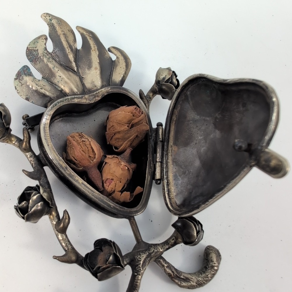 Vintage 80's Judith Roberts LaCollecion Silver Flame Sacred Heart Milagro Locket - Picture 3 of 6